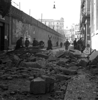 El carrer Nou de Girona al final de la Guerra Civil, el 4 de febrer de 1939. A l'esquerra, la cruïlla del carrer Gròber. A la dreta, la cruïlla de la Gran Via i la plaça Marquès de Camps al fons