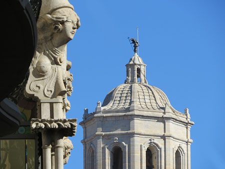 La casa Norat. Detall de la façana amb la Catedral a fons