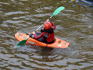 V Jornada de l'Esport Femen&iacute; 2017 a la pla&ccedil;a Salvador Espriu, la de Francesc Calvet i Rubalcaba, i el riu Onyar