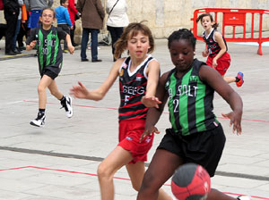 V Jornada de l'Esport Femen&iacute; 2017 a la pla&ccedil;a Salvador Espriu, la de Francesc Calvet i Rubalcaba, i el riu Onyar