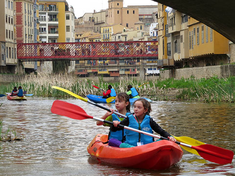 Pirag&uuml;isme a l'Onyar sota el Pont de Pedra