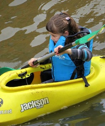 Pirag&uuml;isme a l'Onyar sota el Pont de Pedra