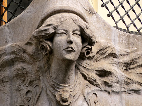 Detall escult&ograve;ric de la Casa Norat, edifici modernista remodelat per Roca i Pinet
