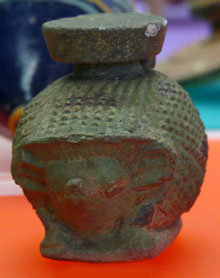 Ariballos en forma d'eriçó, faiança, fàbrica de Naukratis (Egipte) o de Rodas (Grècia), fi segle VII - inici segle VI aC