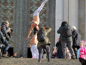 Nadal 2016. R&egrave;cord Guiness de pujada d'escales en equilibri a la Catedral