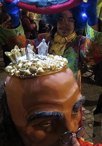 El senyor Caneló mostra el pessebre del cap de l'Esperit de Nadal, al final de la dansa a la plaça del Vi