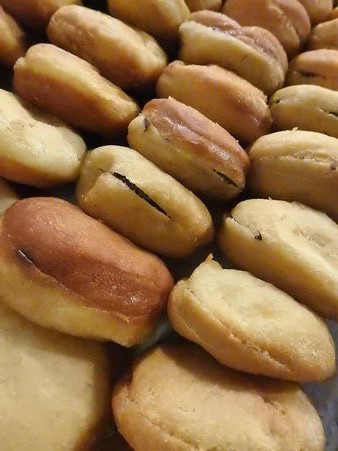 Sufganiot, una mena de bunyols rodons fregits i farcits amb melmelada o crema, cobert de sucre glacé