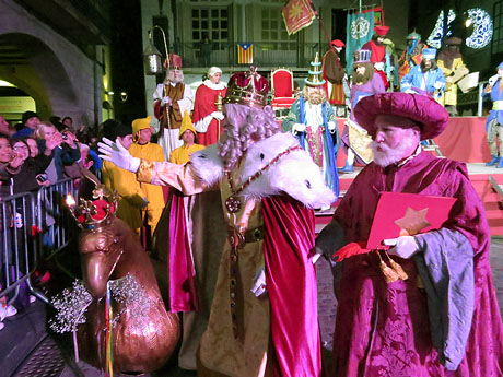 La Cavalcada de Reis 2017. Arribada a la pla&ccedil;a del Vi