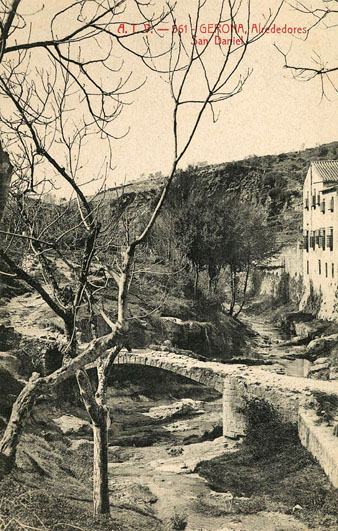 El pont de la Font d'en Pericot, sobre el riu Galligants, a l'altura del Monestir de Sant Daniel. Al fons, la muntanya de Montjuïc. 1905-1911