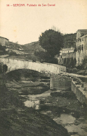 El pont de la Font d'en Pericot a sobre del Galligants, al barri de Sant Daniel. A la dreta, el mur del convent de Sant Daniel. 1906-1918