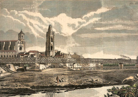 Vista de la ciutat de Girona amb el pont del ferrocarril com a element central. En primer terme, el riu Ter i la passera i el tambor del portal de la Barca. Al fons, d'esquerra a dreta, la Catedral, el campanar de l'església de Sant Feliu, el baluard de Sant Narcís, les cases de l'Onyar i el baluard de Figuerola, tapat per arbres. 1877