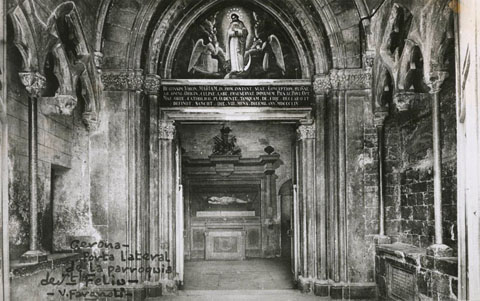 Porta lateral de l'església de Sant Feliu. 1911-1936