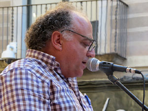 Sant Joan 2016. Arribada de la Flama del Canig&oacute;. Lectura del manifest per Ramon Grau a la pla&ccedil;a del Vi