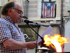 Sant Joan 2016. Arribada de la Flama del Canig&oacute;. Lectura del manifest per Ramon Grau a la pla&ccedil;a del Vi