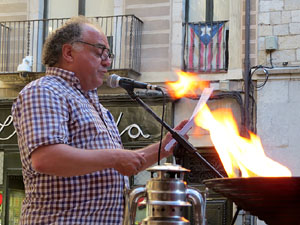 Sant Joan 2016. Arribada de la Flama del Canig&oacute;. Lectura del manifest per Ramon Grau a la pla&ccedil;a del Vi
