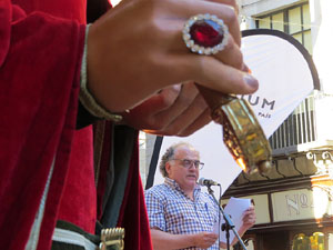 Sant Joan 2016. Arribada de la Flama del Canig&oacute;. Lectura del manifest per Ramon Grau a la pla&ccedil;a del Vi
