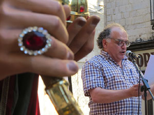 Sant Joan 2016. Arribada de la Flama del Canig&oacute;. Lectura del manifest per Ramon Grau a la pla&ccedil;a del Vi