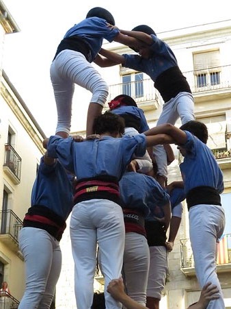 Aixecament de castells pels Marrecs de Salt instants abans de la lectura del Manifest