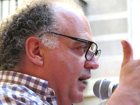 Ramon Grau, durant la lectura del Manifest, a la pla&ccedil;a del Vi