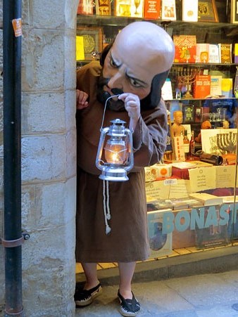 Una capgr&ograve;s de Girona, amb la Flama del Canig&oacute; al carrer de la For&ccedil;a, durant la cercavila