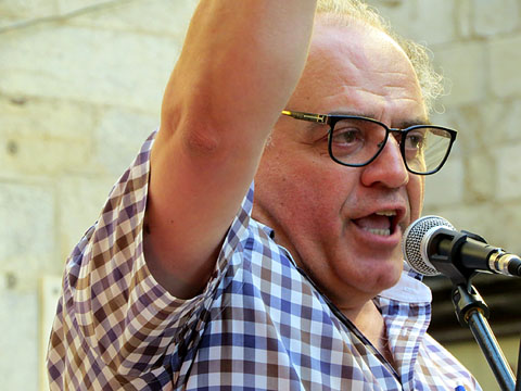 Ramon Grau, durant la lectura del Manifest, a la pla&ccedil;a del Vi