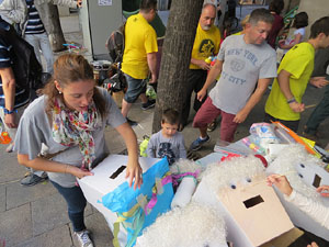 Taller de capgrossos i bastoners organitzat pel grup geganter Fal&middot;lera Gironina