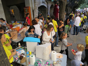 Taller de capgrossos i bastoners organitzat pel grup geganter Fal&middot;lera Gironina