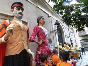 Festival Undàrius 2016. Cercavila amb els gegants de l'Esquerra del Ter i la Caixa de Trons