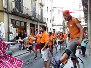 Festival Undàrius 2016. Cercavila amb els gegants de l'Esquerra del Ter i la Caixa de Trons