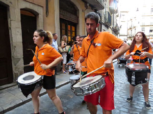 Festival Undàrius 2016. Cercavila amb els gegants de l'Esquerra del Ter i la Caixa de Trons