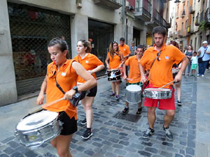 Festival Und&agrave;rius 2016. Cercavila amb els gegants de l'Esquerra del Ter i la Caixa de Trons