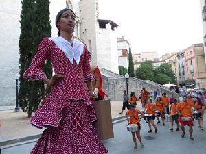 Festival Und&agrave;rius 2016. Cercavila amb els gegants de l'Esquerra del Ter i la Caixa de Trons