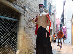 Festival Und&agrave;rius 2016. Cercavila amb els gegants de l'Esquerra del Ter i la Caixa de Trons