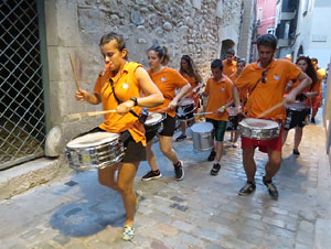 Festival Und&agrave;rius 2016. Cercavila amb els gegants de l'Esquerra del Ter i la Caixa de Trons