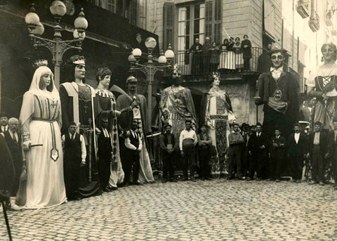 Desfilada de gegants a la pla&ccedil;a del Vi. 1920-1940
