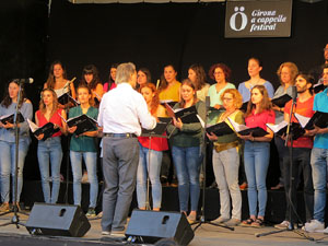 Festival A Capella 2017. Actuaci&oacute; del cor de la UdG a la pla&ccedil;a de la Independ&egrave;ncia