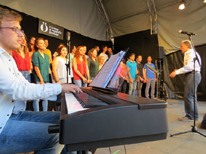 Festival A Capella 2017. Actuaci&oacute; del cor de la UdG a la pla&ccedil;a de la Independ&egrave;ncia