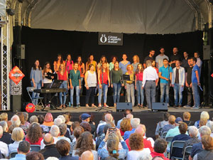 Festival A Capella 2017. Actuaci&oacute; del cor de la UdG a la pla&ccedil;a de la Independ&egrave;ncia