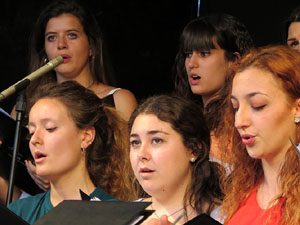 Festival A Capella 2017. Actuaci&oacute; del cor de la UdG a la pla&ccedil;a de la Independ&egrave;ncia