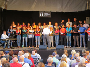 Festival A Capella 2017. Actuaci&oacute; del cor de la UdG a la pla&ccedil;a de la Independ&egrave;ncia