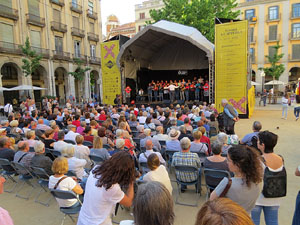 Festival A Capella 2017. Actuaci&oacute; del cor de la UdG a la pla&ccedil;a de la Independ&egrave;ncia