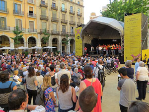 Festival A Capella 2017. Actuaci&oacute; del cor de la UdG a la pla&ccedil;a de la Independ&egrave;ncia
