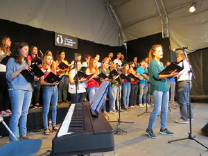 Festival A Capella 2017. Actuaci&oacute; del cor de la UdG a la pla&ccedil;a de la Independ&egrave;ncia