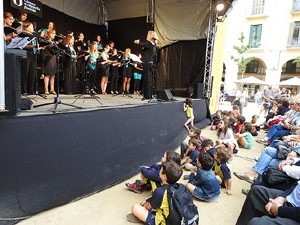 Festival A Capella 2017. Actuaci&oacute; de la Coral X&agrave;ntica a la pla&ccedil;a de la Independ&egrave;ncia