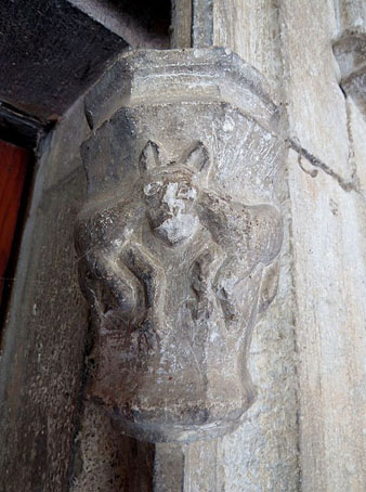 Capitell zoomorf a l'hospital de Sant Ll&agrave;tzer