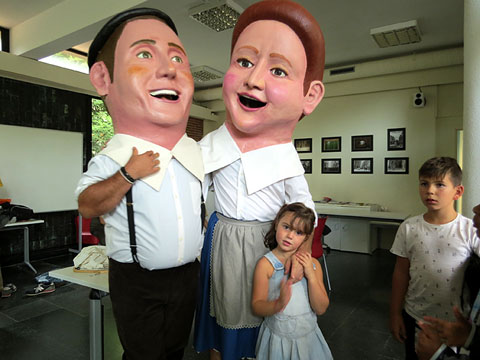 Els capgrossos el Jardiner i la Farinera, preparant la cercavila