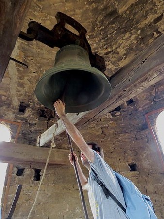 Blai Ciurana i la campana Ramona durant el repic de Festa Major