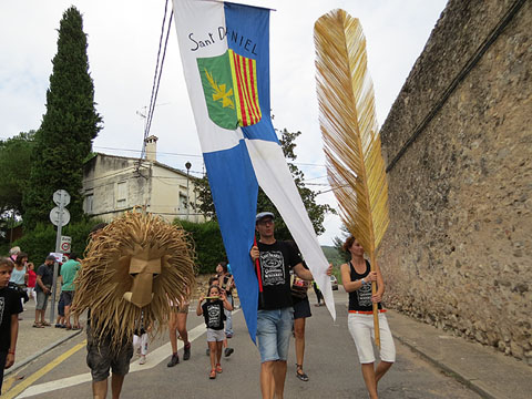 La cercavila entrant a la placeta del Monestir de Sant Daniel