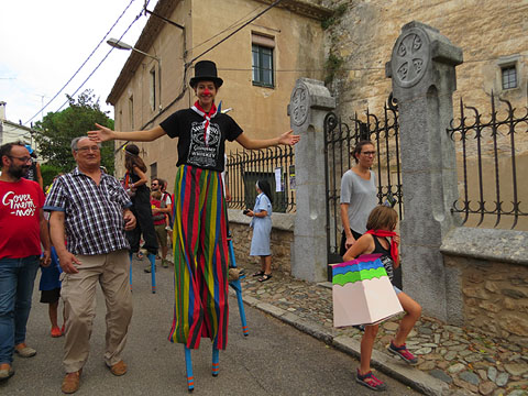 La cercavila entrant a la placeta del Monestir de Sant Daniel
