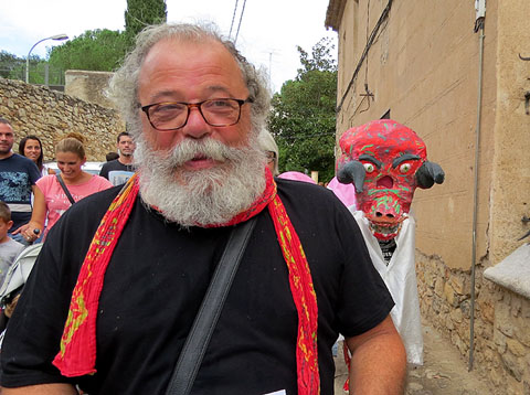 La cercavila entrant a la placeta del Monestir de Sant Daniel